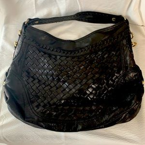 Shoulder Bag with leopard print lining with magnetic closing.